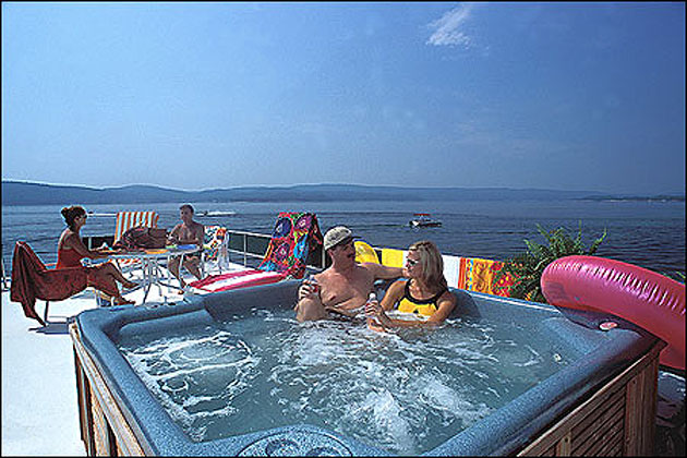 Houseboating on Lake Ouachita