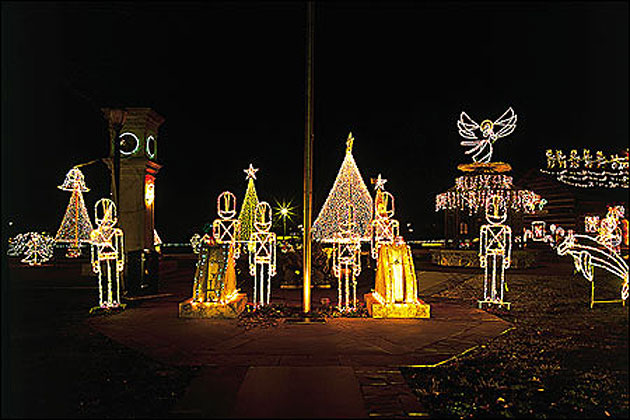 Holiday Lights, Mena
